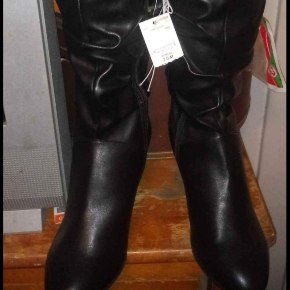 Women's faux leather boots NWT